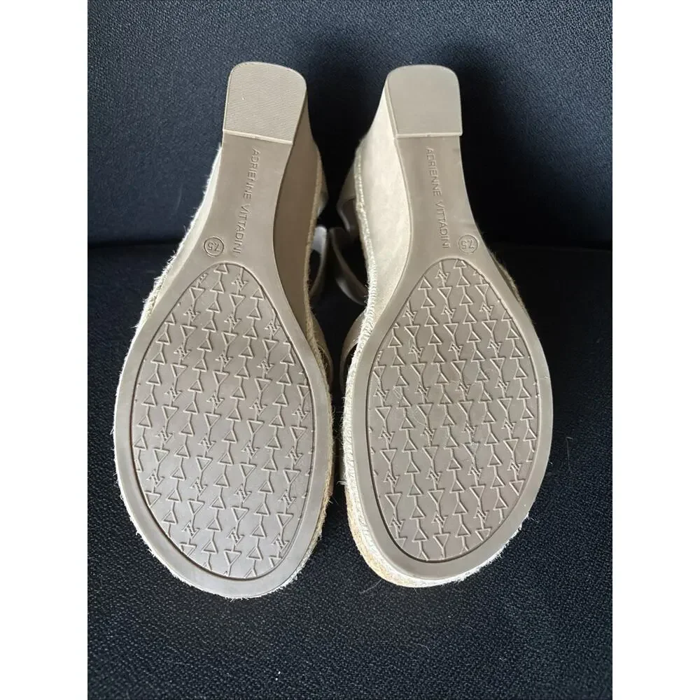 Adrienne Vittadini stylish provides these